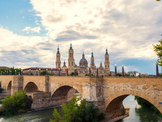 Vista de la Catedral-basílica de Nuestra Señora del Pilar frente al río Ebro en Zaragoza.