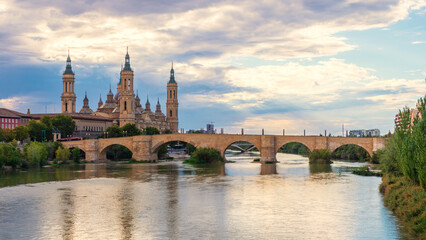 Fototapeta na wymiar Vista de la Catedral-basílica de Nuestra Señora del Pilar frente al río Ebro en Zaragoza.