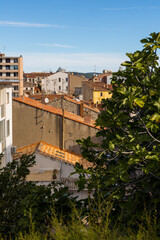 Fototapeta na wymiar Toitures du centre-ville de Sète depuis les rues du Quartier Haut