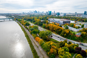 Widok z drona, panorama Warszawy. Ptaki na pierwszym planie