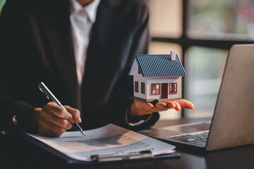 Fototapeta premium real estate agent Delivering sample homes to customers, mortgage loan contracts. Make a contract for hire purchase and sale of a house. and home insurance contracts, home mortgage loan concepts