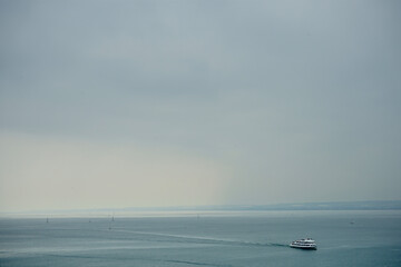 Einsames Schiff der weißen Flotte auf dem Bodensee an einem grauem Regentag