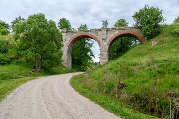 Most kolejowy w Kiepojciach przy drodze polnej
