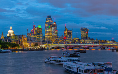 Skyline des Finanzviertels in London zur Blauen Stunde