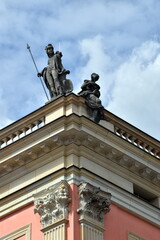 Fototapeta premium Figuren auf dem Dach des Landtags in Potsdam