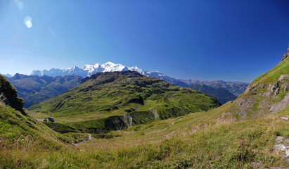 Vue panoramique du Col d'Anterne vers le massif du Mont Blanc et la pointe noire de Pormenaz et le...