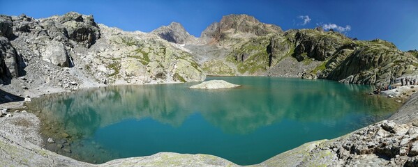 Vue panoramique du lac Blanc en Haute Savoie