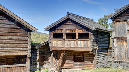 vieilles maisons traditionnelles en Norvège, village ancien norvégien