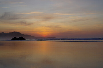 costa al amanecer