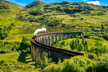Glenfinnan Spoorwegviaduct in Schotland met de stoomtrein die overgaat