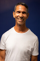 Retrato de um homem sorridente de camisetabranca