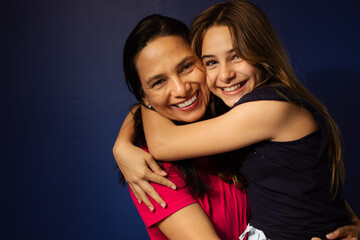 Mãe e filha sorridentes num abraço