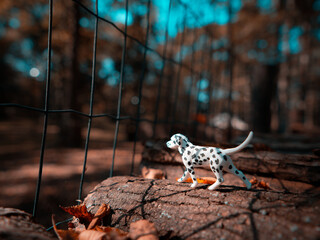 犬のフィギュアと森