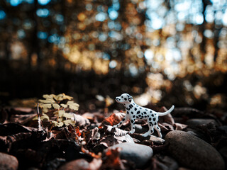 犬のフィギュアと森