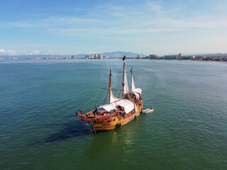 Obraz premium Barco Pirata Oceano Drone