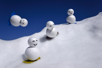 キャラクターの雪ダルマがゲレンデをスノーボードで滑る