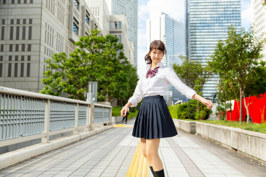 弾ける女子高生