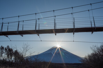 富士山吊り橋と太陽
 - obrazy, fototapety, plakaty
