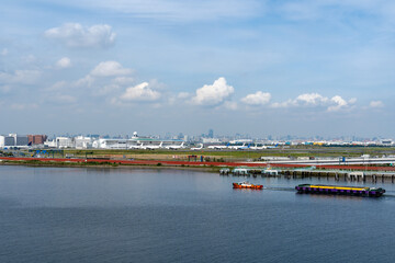 Fototapeta premium 多摩川越しに望む羽田空港の風景