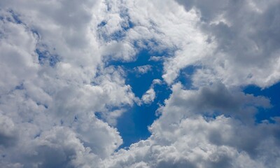 雲間に覗く青空　空と雲の背景