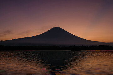 Naklejka na ściany i meble 静岡県富士宮市の田貫湖と夜明け前の富士山