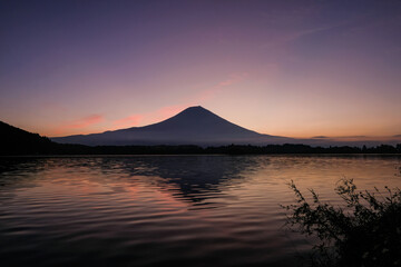 静岡県富士宮市の田貫湖と夜明け前の富士山