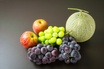 高級ぶどうのシャインマスカットと巨峰、北海道産のメロン、りんごを並べて撮影