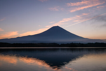 静岡県富士宮市田貫湖と早朝の雄大な富士山