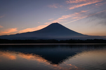 静岡県富士宮市田貫湖と早朝の雄大な富士山