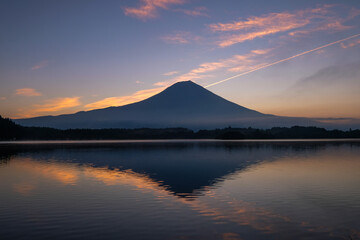 Obraz premium 静岡県富士宮市田貫湖と早朝の雄大な富士山
