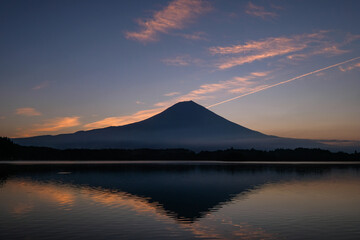 静岡県富士宮市田貫湖と早朝の雄大な富士山