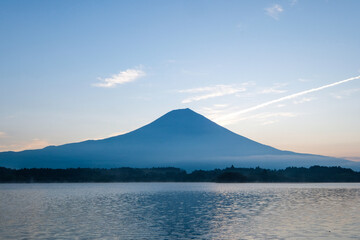 Fototapeta premium 静岡県富士宮市田貫湖と早朝の雄大な富士山
