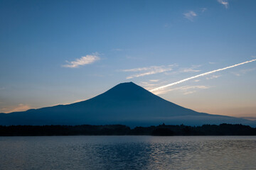 静岡県富士宮市田貫湖と早朝の雄大な富士山