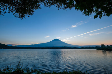 静岡県富士宮市田貫湖と早朝の雄大な富士山