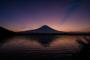 Fototapeta na wymiar 静岡県富士宮市の田貫湖と富士山と薄明光線