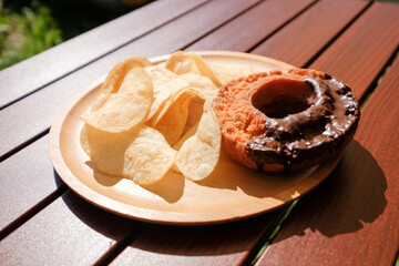 キャンプで食べるチョコオールドファッションドーナツとポテトチップス