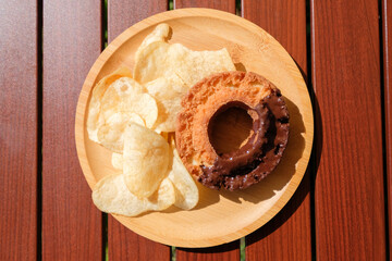 キャンプで食べるチョコオールドファッションドーナツとポテトチップス