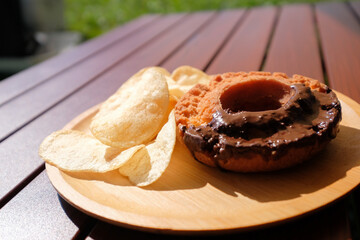 キャンプで食べるチョコオールドファッションドーナツとポテトチップス