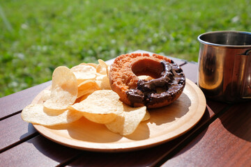 キャンプで食べるチョコオールドファッションドーナツとポテトチップス