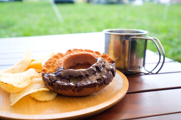 キャンプで食べるチョコオールドファッションドーナツとポテトチップス