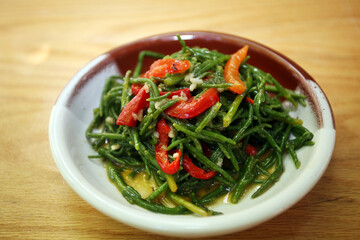 Marine cornice (Sea beans) (Turkish: Deniz borulcesi) on the dinner plate.