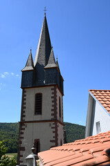 Obraz premium Kirche St. Peter und Paul in Gemünden am Main, Main-Spessart in Unterfranken, Franken, Bayern Deutschland bei blauem Himmel