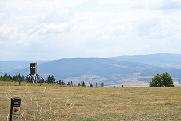 Panorama Aussicht mit Jägerstand, Hochsitz vom Aussichtspunkt Krone in der Rhön bei Hilders in...