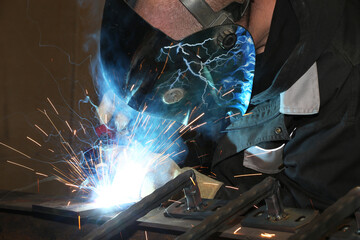 Metallbauer bei Schweißarbeiten in seiner Werkstatt