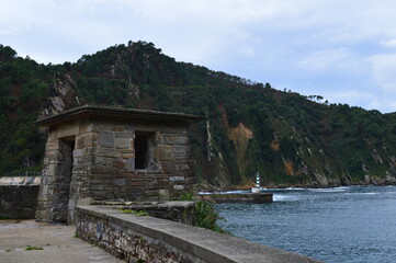 Poste de garde en pierre à l'entrée du port de Pasajes