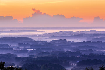 茨城県かすみがうら市、三ッ石森林公園から朝霞に差し込む朝日と光芒