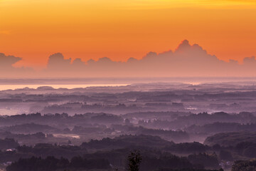 茨城県かすみがうら市、三ッ石森林公園から朝霞に差し込む朝日と光芒