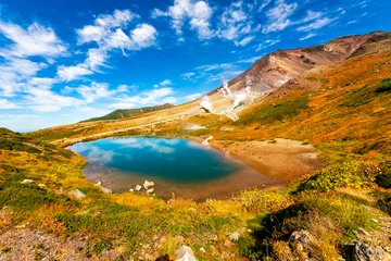 Foto op Canvas 秋の北海道・大雪山の旭岳で見た、池の周辺に広がる紅葉と快晴の青空 © 和紀 神谷
