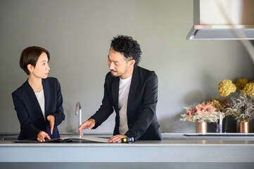 キッチンや家の設計の相談をするビジネスマン