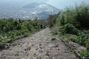 険しい階段を上った先には広がる絶景